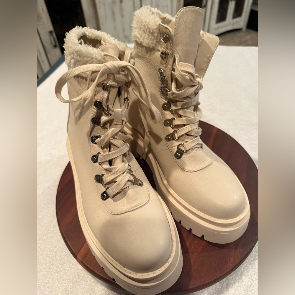 Women’s Billini Ferria Cream Faux Fur Rim. Sz 7. Laces, Winter Ankle Boots. New